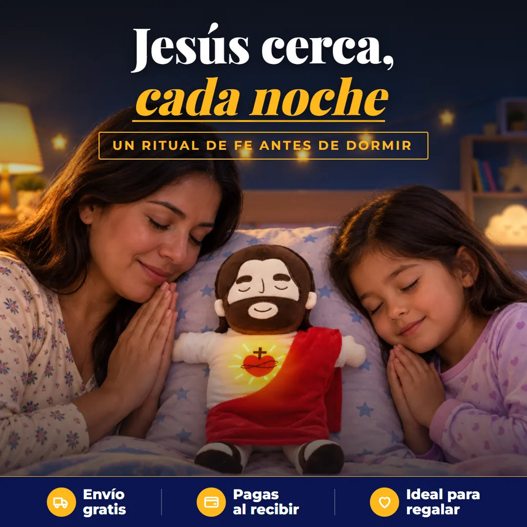 Mamá e hija rezan en la cama antes de dormir con el peluche de Jesús encendido