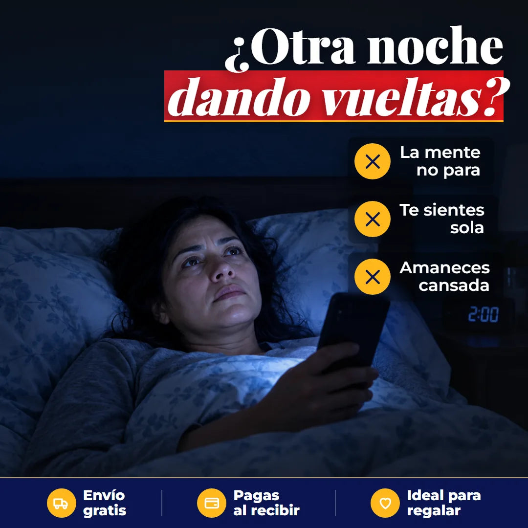 Mujer despierta de madrugada en la cama, con el celular encendido