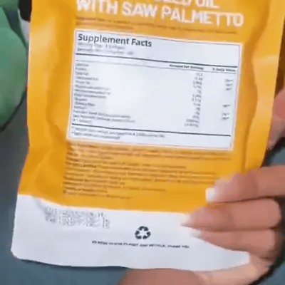 Cápsulas blandas de aceite de semilla de calabaza en la mano