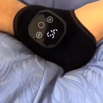 Tobillo relajándose con la tobillera puesta en la cama