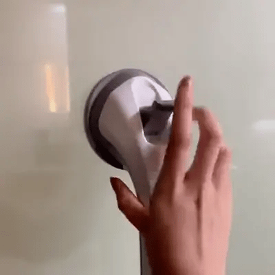 Mano presionando la ventosa de la barra