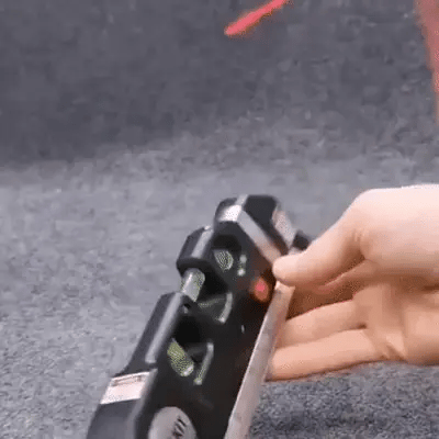 El láser marca una línea recta en el piso y la pared