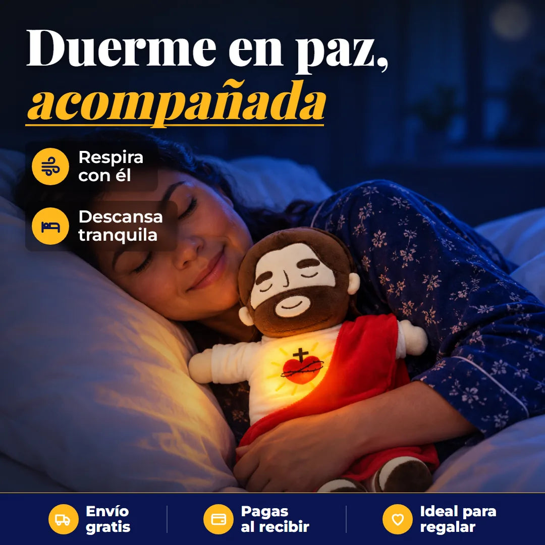 Mujer dormida en paz abrazando el peluche de Jesús con el corazón encendido