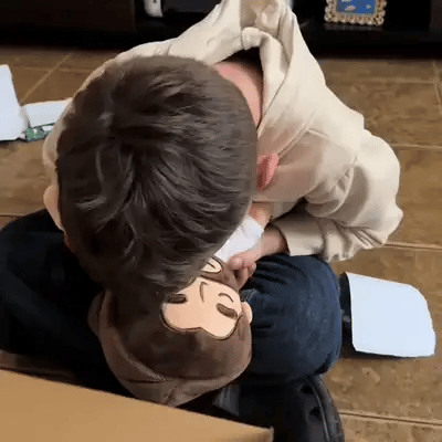 Niño abraza con emoción el peluche de Jesús que le regalaron