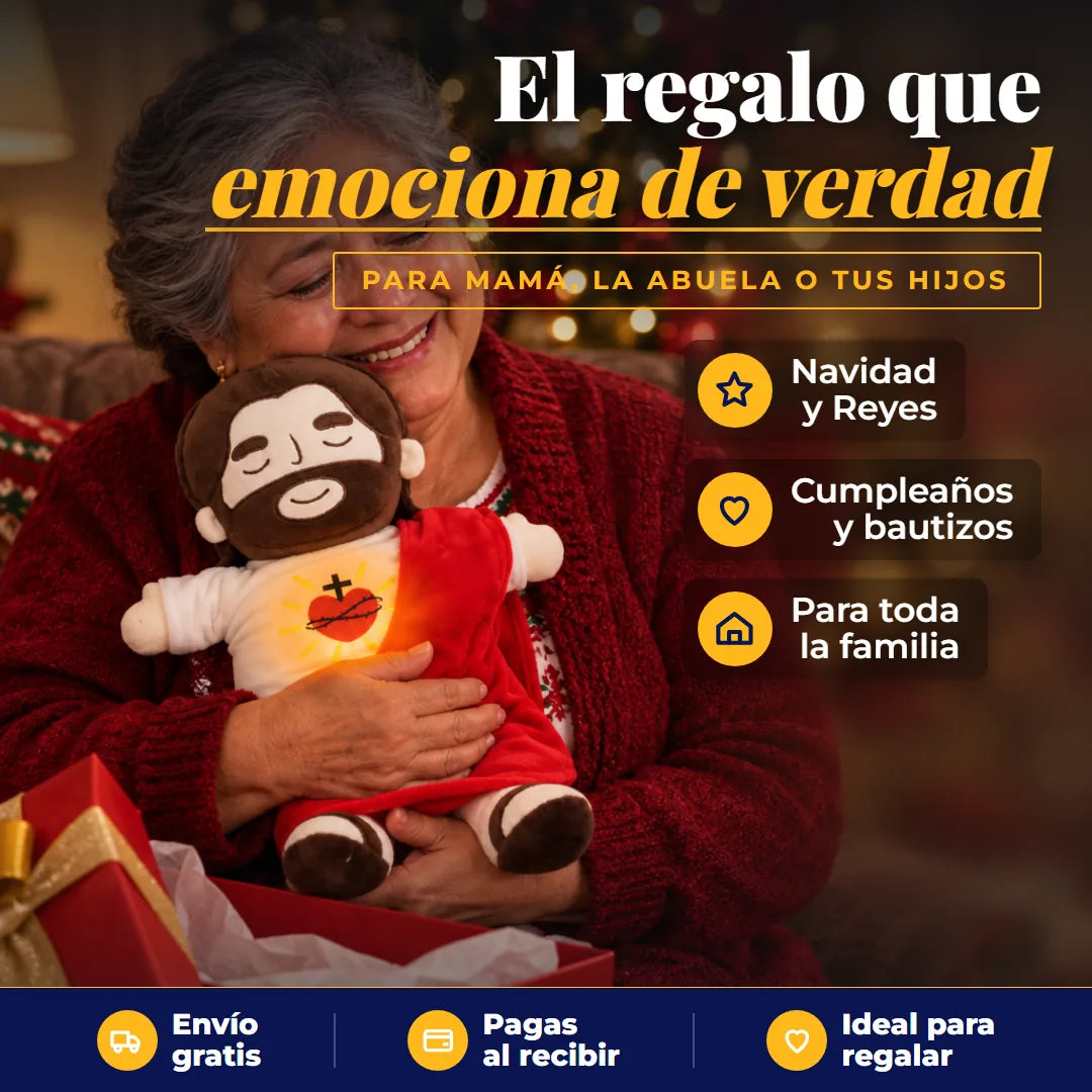 Abuela emocionada abrazando el peluche de Jesús que recibió de regalo en Navidad