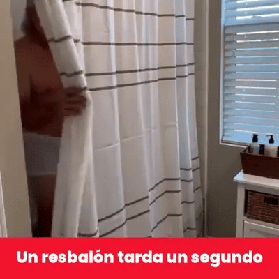 Señor mayor que se resbala al salir de la regadera