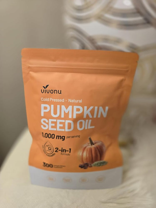 Rodrigo A. con su bolsa de aceite de calabaza
