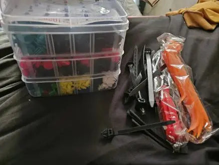 Karla S. con su kit de grapas
